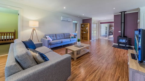 Loch Retreat 550m TO Town - Victoria Tourism 3