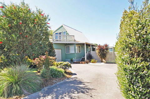Archies Beachside Abode PET Friendly - YWait Travel 0