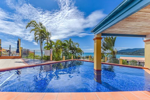 Ocean Views Galore - Airlie Beach - Wagga Wagga Accommodation 2