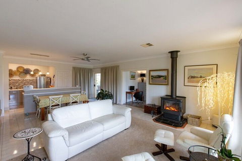 Angaston House - Holiday Melbourne 4