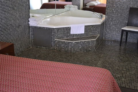Sphinx Hotel Motel - Whitsundays Tourism 7