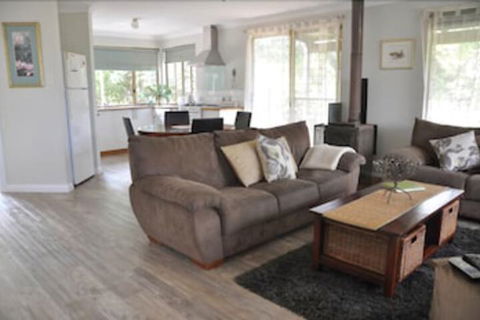 Bettenay Loft Spa Apartment & Lakeview Chalets - Hervey Bay Accommodation 3