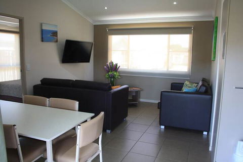 The Bowlo Holiday Cabins - Accommodation QLD 7