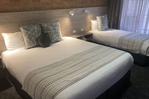 Hamilton's Henry Parkes Motor Inn, Parkes - Accommodation VIC 1