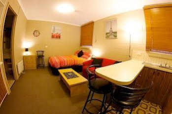 Snowlands Apartments - Lightning Ridge Tourism 0