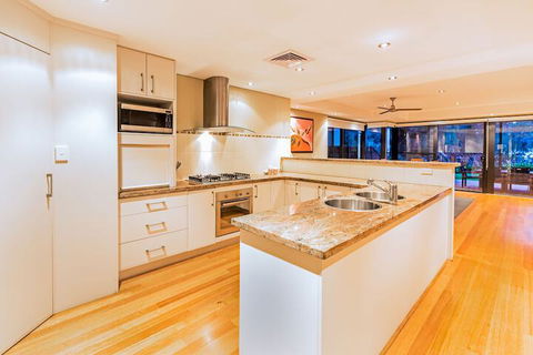 Regency Beach Club - Holiday Melbourne 3