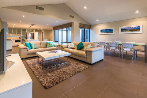 Regency Beach Club - Holiday Melbourne 6