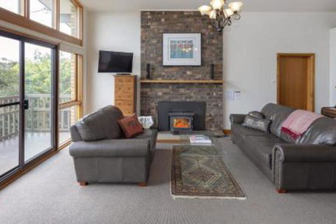 Alpine House Views Over Lake Jindabyne & The Snowy Mountains - Hotel VIC 4