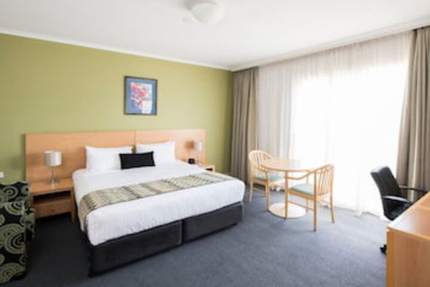 The Woden Hotel - Holiday Melbourne 0