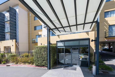 The Woden Hotel - Holiday Melbourne 2