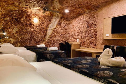 The Lookout Cave Underground Motel - Accommodation Redcliffe 5