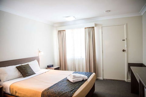 Lilac City Motor Inn & Steakhouse - Whitsundays Tourism 6