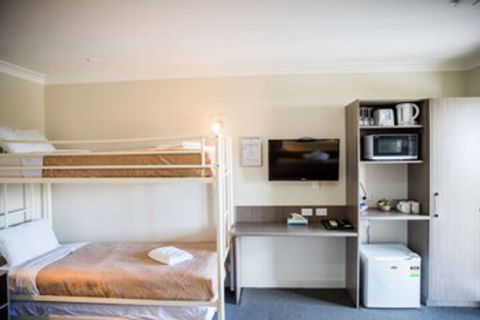 Lilac City Motor Inn & Steakhouse - Whitsundays Tourism 0