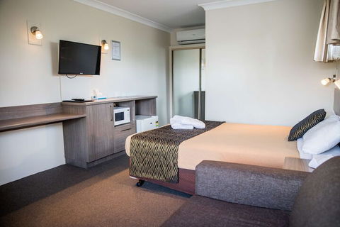 Lilac City Motor Inn & Steakhouse - Whitsundays Tourism 5