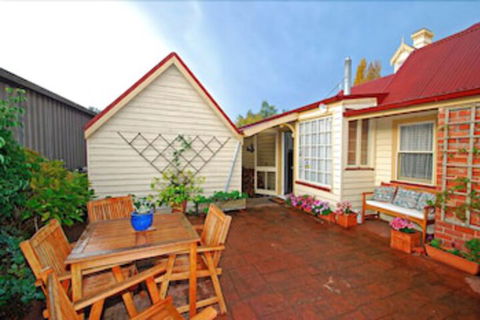 Cambridge House - Accommodation Newcastle 5
