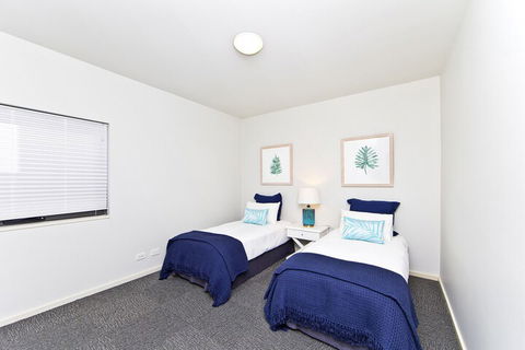 Sails On The Beachfront Exclusive Seaside Home - Accommodation Newcastle 7