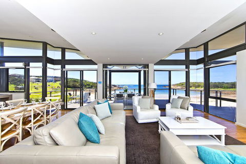 Sails On The Beachfront Exclusive Seaside Home - Accommodation Newcastle 3