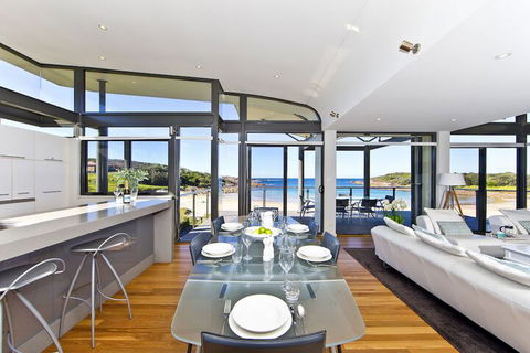 Sails On The Beachfront Exclusive Seaside Home - Accommodation Newcastle 6