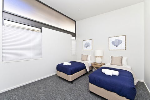 Sails On The Beachfront Exclusive Seaside Home - Accommodation Newcastle 5