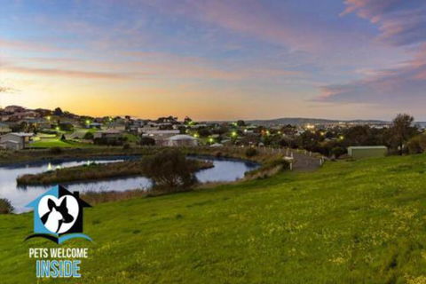 Almost New + Sea & Lake Views - Hobart Tourism 3