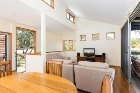 Blue Poles (Pets Allowed) - Accommodation Newcastle 2
