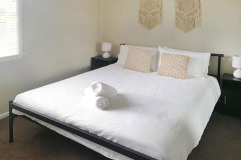 Large 5 Bedroom House With Wifi & Netflix Close To Taronga Western Plains Zoo - Yamba Accommodation 3