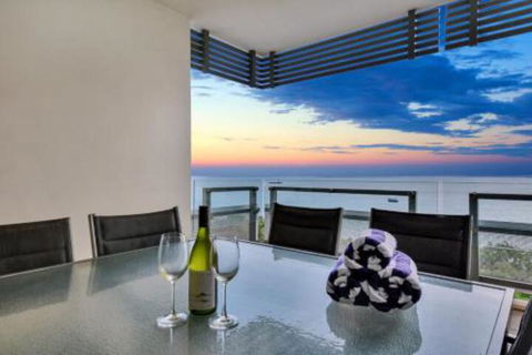 Oceana Darwin Central Oceanfront 3 Bedroom 2 Lounge Room Pool Gym Tennis Court Sleeps 9 - WA Accommodation 0