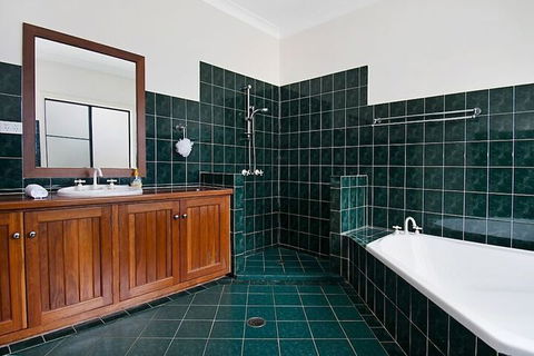 Robins Place - Accommodation QLD 4
