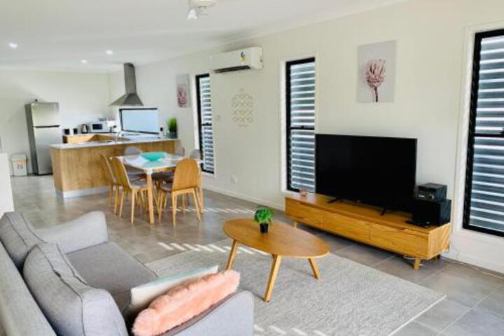 WHITSUNDAY Brand New Townhouse Close To Boardwalk - thumb 0