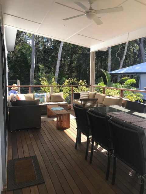 15 Esprit Drive Rainbow Shores Gorgeous Modern Beach House - Accommodation Australia 5