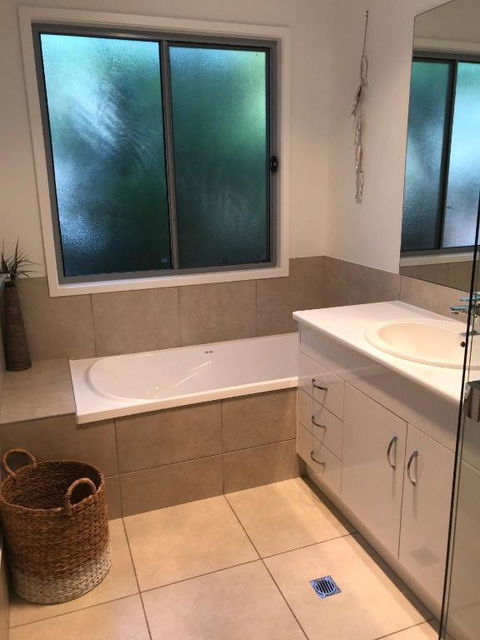 15 Esprit Drive Rainbow Shores Gorgeous Modern Beach House - Accommodation Australia 2