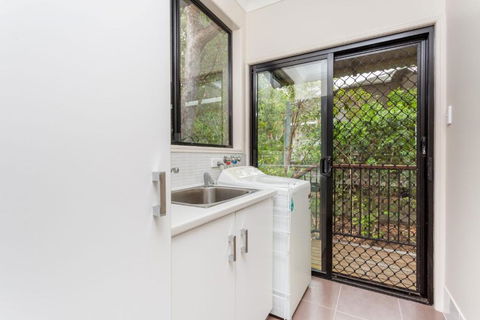 8 Ibis Court Rainbow Shores Swimming Pool Walk To Beach Executive Beach House - Accommodation Australia 5
