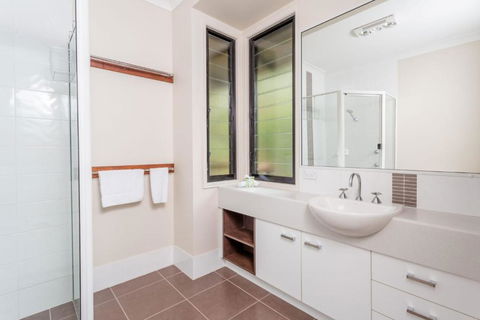 8 Ibis Court Rainbow Shores Swimming Pool Walk To Beach Executive Beach House - Accommodation Australia 4