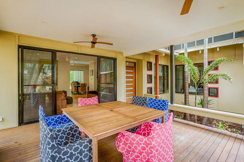 8 Ibis Court Rainbow Shores Swimming Pool Walk To Beach Executive Beach House - Accommodation Australia 2