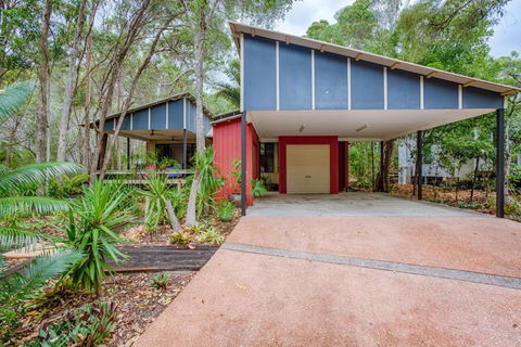 8 Ibis Court Rainbow Shores Swimming Pool Walk To Beach Executive Beach House - Accommodation Australia 1