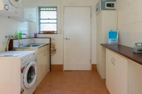 Blue Water Retreat Downstairs - Sunshine Coast Guide 3