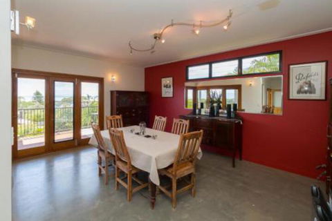 Blue Water Retreat Upstairs & Downstairs - Accommodation Newcastle 4