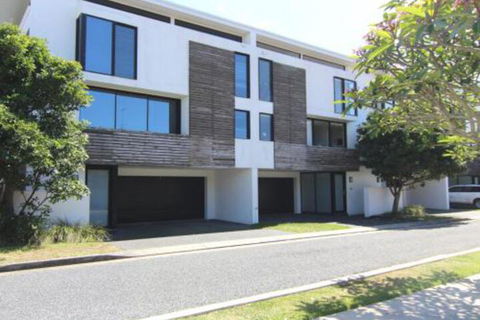 3 / 26 West Street CBD Location! - Hervey Bay Accommodation 0