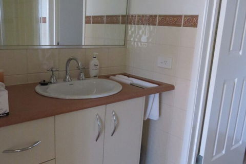 Elsinor Townhouse 10 Mulwala - Lightning Ridge Tourism 6