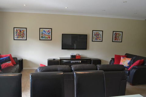 Elsinor Townhouse 8 Mulwala - Lightning Ridge Tourism 4