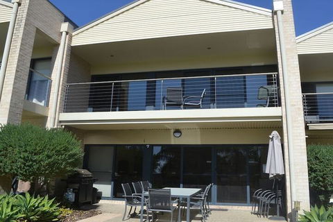 Elsinor Townhouse 7 Mulwala - Lightning Ridge Tourism 1