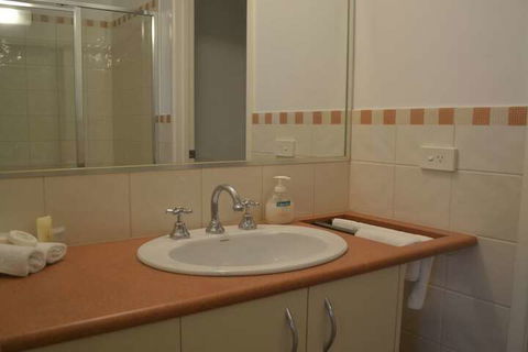 Elsinor Townhouse 7 Mulwala - Lightning Ridge Tourism 5
