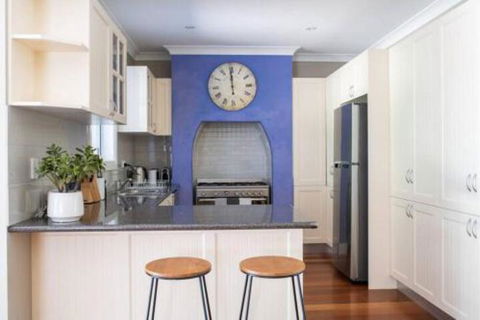 Kinross Cottage Neat & Stylish Sleeps 9 - Accommodation VIC 5