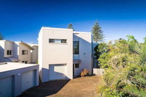 Ocean Waves - Accommodation QLD 0