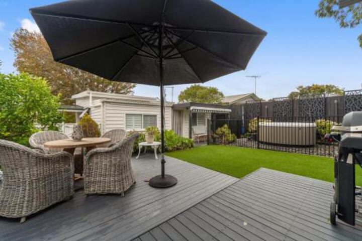 Amber Cottage Luxury Seaside Retreat With Outdoor Spa! - thumb 0