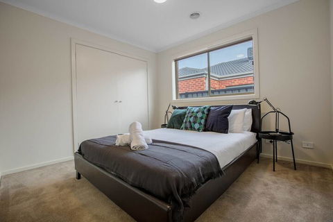 Spacious Lovely Home In Point Cook - Accommodation Newcastle 7