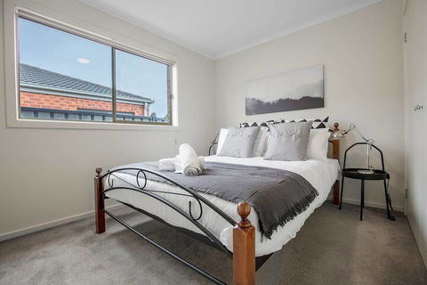 Spacious Lovely Home In Point Cook - Accommodation Newcastle 2