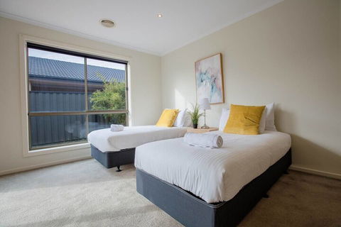 Spacious Lovely Home In Point Cook - Accommodation Newcastle 1