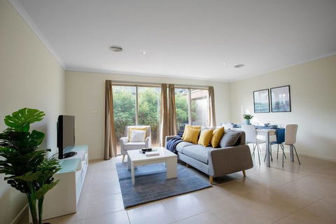 Spacious Lovely Home In Point Cook - Accommodation Newcastle 4