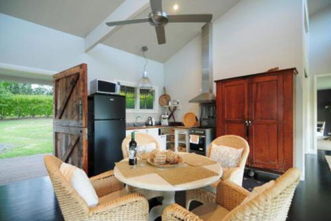 Willabrook Retreat Mojo Cottage Romantic Escape! - Accommodation Newcastle 4